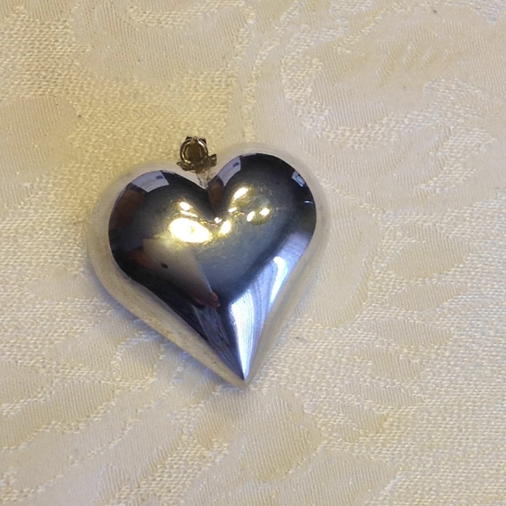 Silver puffed heart pendant.
